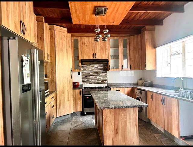 6 BEDROOM HOUSE FOR SALE IN BLACKRIDGE